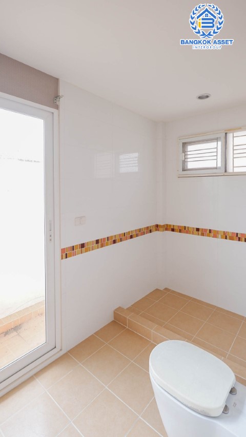 บ้านเดี่ยวมือสองย่านนนทบุรีฯ ม.คาซ่าแกรนด์ รัตนาธิเบศร์-ราชพฤกษ์ เนื้อที่กว้างขวางมากถึง 111 ตร.ว. ฟังก์ชัน 4 ห้องนอน 5 ห้องน้ำ ที่จอดรถ 5 คัน แถมฟรี! เครื่องปรับอากาศ 7 เครื่อง บนทำเลแห่งการเดินทาง ใกล้รถไฟฟ้าสายสีม่วง "สถานีบางรักใหญ่"...